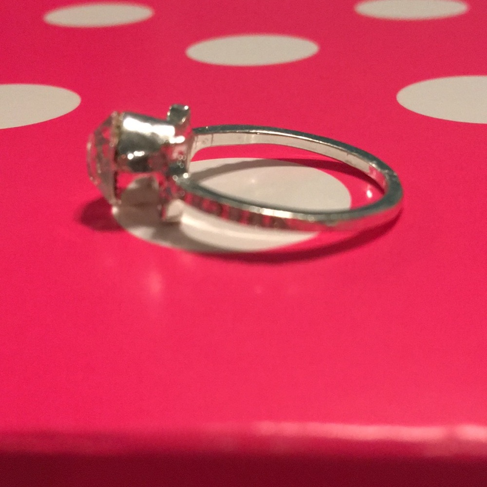 A ring - Picture 2 of 4